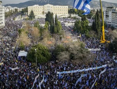 Διαδηλωτές στο Σύνταγμα ακινητοποίησαν και παρέδωσαν στην αστυνομία νεαρό με τσάντα γεμάτη πέτρες